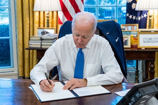 조 바이든 미국 대통령이 21일(현지 시각) 백악관에서 러시아가 독립한 우크라이나 동부의 두 지역과 미국인 개인 간의 무역 및 투자를 금지하는 행정명령에 서명하고 있다. 사진=로이터