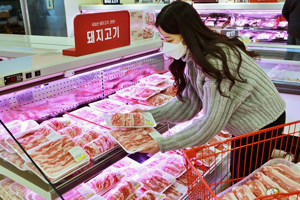 롯데마트가 다가오는 삼겹살데이를 맞아 돼지고기 삼겹살을 최대 40% 저렴한 가격에 판매한다. 사진=롯데마트 제공