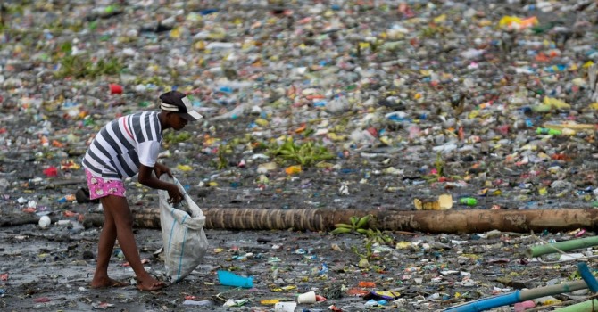 지난해 6월 10일(현지시간) 필리핀 수도 마닐라에 있는 쓰레기 매립장에서 한 소년이 쓰다버린 일회용 플라스틱을 줍고 있다. 사진=로이터