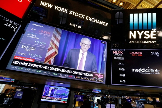 뉴욕증권거래소(NYSE) 대형 화면에 제롬 파월 연방준비제도(Fed) 의장이 나오고 있다. 사진=로이터