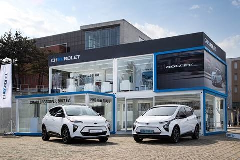 전시된 볼트EV(우)와 볼트EUV(좌). 사진=한국지엠