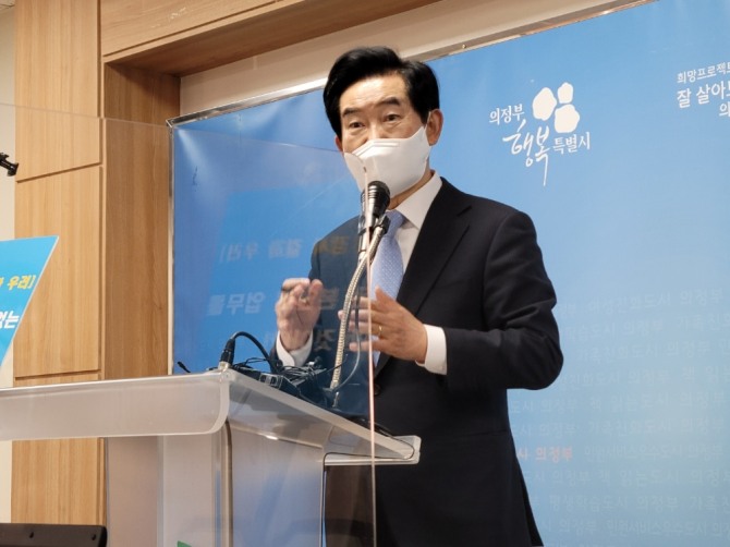 안병용 의정부시장이 23일 의정부시청 기자실에서 기자회견을 열고 감사원 통보결과에 대한 성명서를 발표하고 있다.