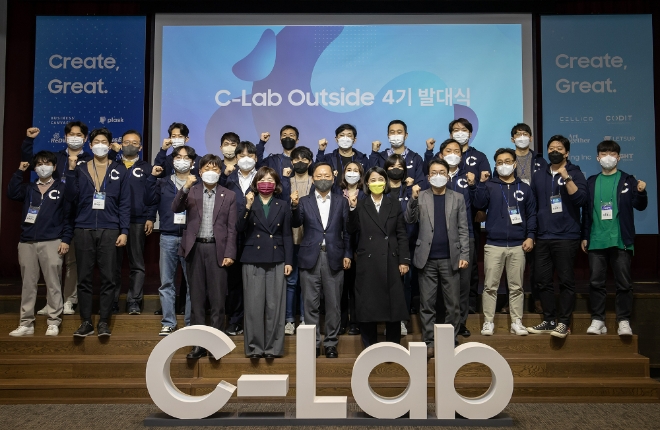 삼성전자는 23일 서울 서초구 ‘삼성전자 서울R&D캠퍼스’에서 ‘C랩 아웃사이드 4기’ 발대식을 개최했다. 이날 행사에는 선발된 스타트업 20개사를 비롯해 국회, 스타트업 업계 관계자들이 발대식에 참석했다. (앞줄 왼쪽부터) 김용문 창업진흥원 원장, 양금희 국민의힘 의원, 박학규 삼성전자 경영지원실장 사장, 류호정 정의당 의원, 최성진 코리아스타트업포럼 대표 등 참석자들이 기념촬영을 하고 있다. 사진=삼성전자