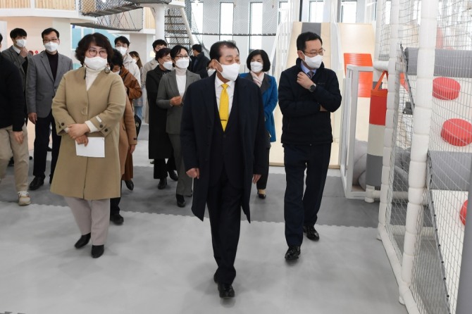 박남춘 인천시장은 유천호 군수와 황청-인화간  해안순환도로 4-1사업현장을 방문해  지역 현안을 둘러보고 있다. (사진=강화군 제공)