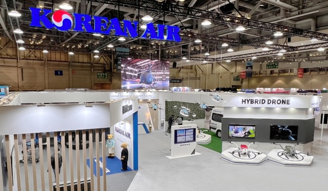 대한항공이 2월 24일부터 2월 26일까지 부산 벡스코에서 열리는 '2022 드론쇼 코리아'에 참가한다.'2022 드론쇼 코리아'에 참가한 대한항공 전시 부스 전경. 사진=대한항공