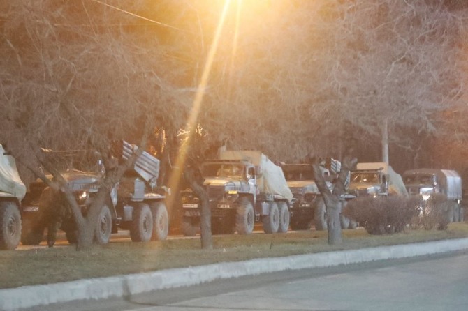 2022년 2월 23일 우크라이나 도네츠크의 분리주의자 통제 지역에서 러시아 군용 차량이 지나가고 있다. 사진=로이터