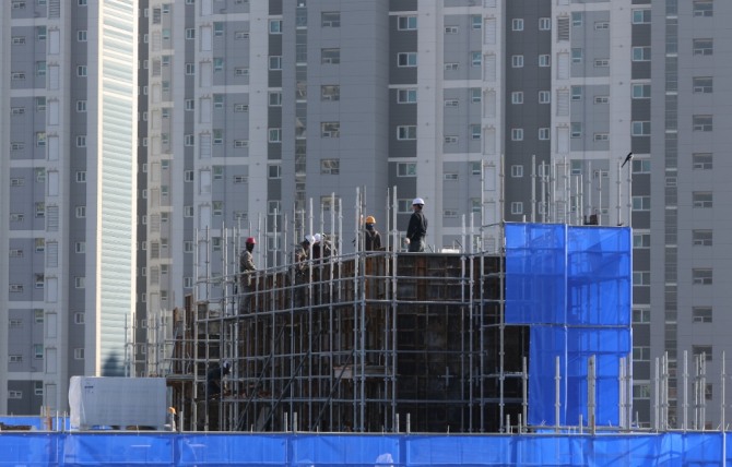 경기도 고양시의 한 건설 현장에서 노동자들이 작업을 하고 있다. 사진=연합뉴스