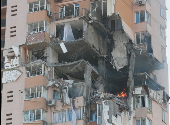 26일(현지 시간) 우크라이나 키예프의 한 아파트 건물이 최근 러시아군의 포격으로 파손됐다. 사진=로이터