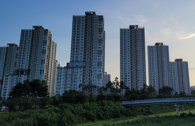 치솟는 집값 등으로 탈서울에 나섰던 수요자들이 교통망 개선 등에 따라 서울과 가까운 지역을 선택하는 근서울 현상이 가시화되고 있다. 사진은 서울시와 인접한 고양시 덕양구의 한 아파트 단지 모습. 사진=최환금 기자