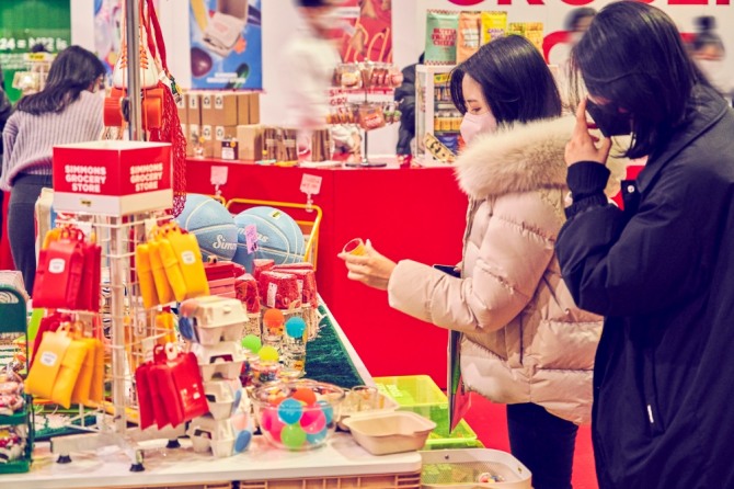 '시몬스 그로서리 스토어'에서 관람객이 상품을 살펴보고 있다. 사진=시몬스