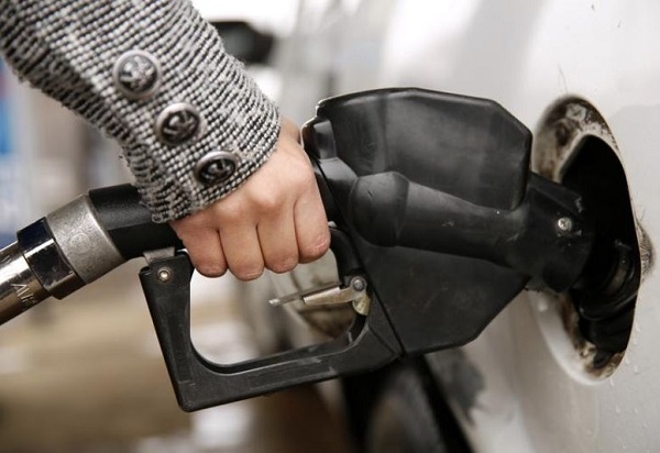 한 미국 소비자가 미국 버지니아주 주유소에서 자동차에 가솔린을 채우는 모습. 사진=로이터 