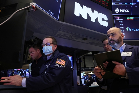 뉴욕증권거래소(NYSE) 트레이더들의 모습. 사진=로이터
