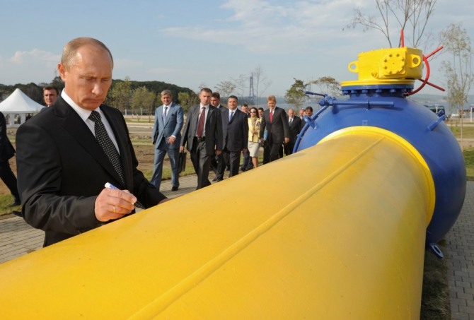 미국과 유럽 국가들이 우크라이나 사태 악화에 대비해 러시아의 원유와 천연가스 수출을 차단하는 극약 처방을 검토하고 있다. 사진은 블라디미르 푸틴 러시아 대통령이 블라디보스톡에서 천연가스관에 서명하는 모습. 사진=AFP