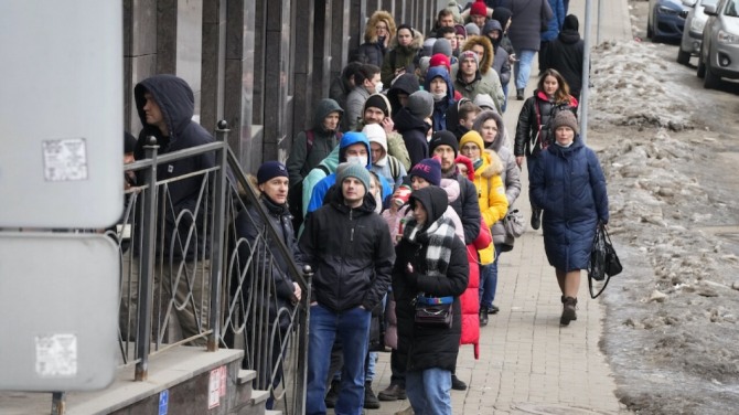 미국과 유럽연합 등이 러시아에 대한 파상적인 경제 제재를 단행하자 러시아인들이 돈을 찾기 위해 은행 앞에서 장사진을 치고 있다. 사진=AP