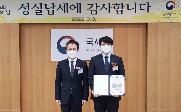 최회선 삼성 세무서장(왼쪽)과 조혁진 라이엇 게임즈 코리아 대표. 사진=라이엇 게임즈 코리아