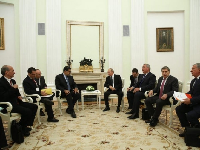 조 바이든 미국 대통령이 3일 (현지시간) 블라디미르 푸틴 러시아 대통령의 측근 그룹인 신흥 재벌에 대한 추가 제재를 단행했다. 사진은 푸틴 대통령이 러시아 기업인들과 만나고 있는 모습. 사진=비즈니스 인사이더