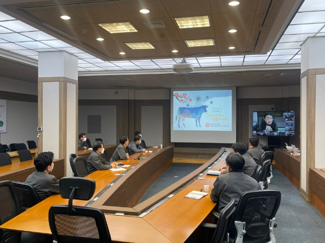 LS일렉트릭 경영진들이 지난해 1월 청주사업장에서 비대면 방식으로 개최한 협력회사들과의 ‘디지털 동반성장다짐의장’ 행사에서 이야기를 나누고 있다. 사진=LS그룹