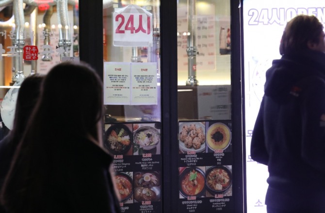 원리금 상환 유예 조치가 종료하면서 2금융권 자영업자 대출이 뇌관으로 부상하고 있다. 사진=뉴시스