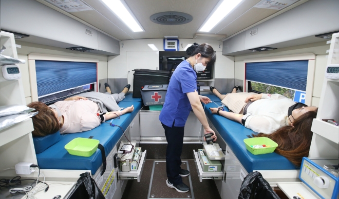 BNK경남은행 임직원들이 사랑의 헌혈 운동에 참여하고 있다 [사진=BNK경남은행]