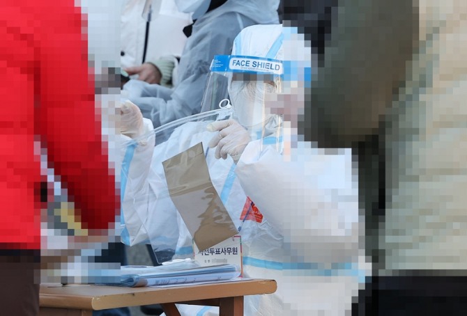 5일 오후 서울역 앞 임시기표소에서 코로나19 확진·격리자들이 투표하고 있다. 사진=연합뉴스
