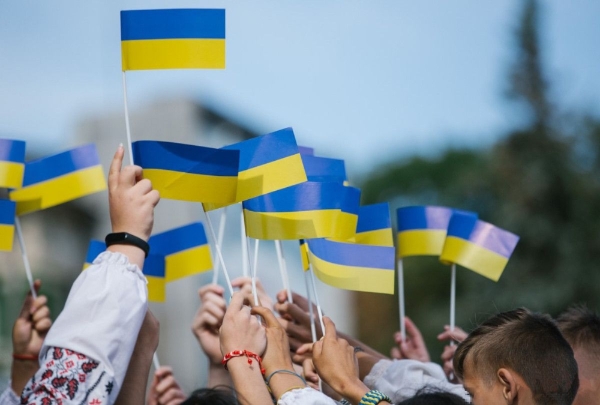 우크라이나 깃발을 들고 있는 사람들의 모습. 사진=우크라이나 헤르손 시 도서관 페이스북