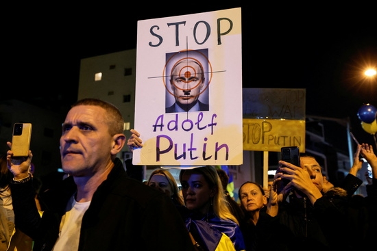  5일(현지 시각) 이스라엘 텔아비브에 있는 러시아 대사관 밖에서 블라디미르 푸틴 대통령에게 전쟁 중단을 촉구하는 시위자들. 사진=로이터