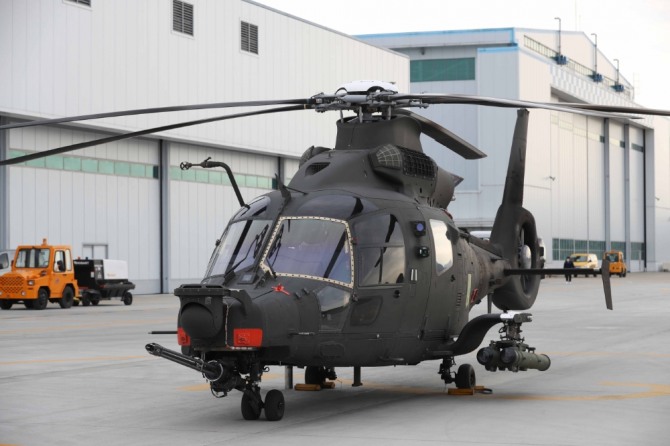 KUH수리온을 베이스로 개발에 나서 2021년 3월 공개된 한국형 소형무장헬기(LAH). 사진=뉴시스