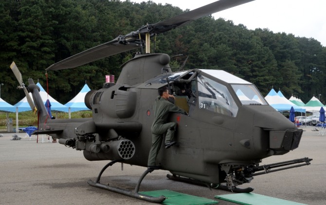 육군 항공작전사령부가 운용 중인 AH-1S 코브라 무장헬기. 군은 코브라헬기를 대체할 후속기종으로 LAH 개발을 진행했다. 사진=뉴시스
