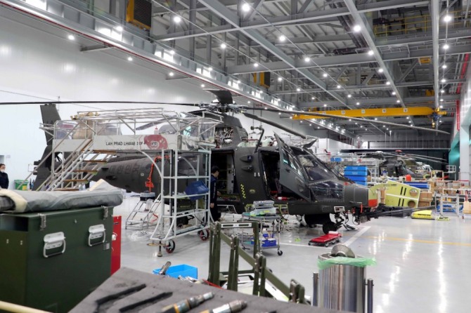 경남 사천 한국항공우주산업(KAI) 공장에서 조립중인 한국형 소형무장헬기(LAH) 사진=뉴시스