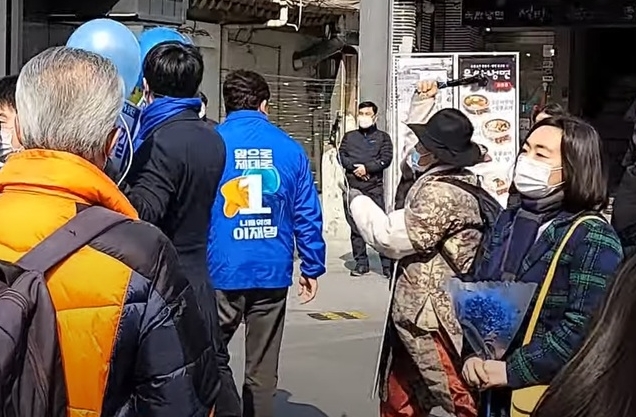 송영길 더불어민주당 대표가 7일 서울 신촌 유세장에서 행인이 휘두른 둔기에 피습당했다.