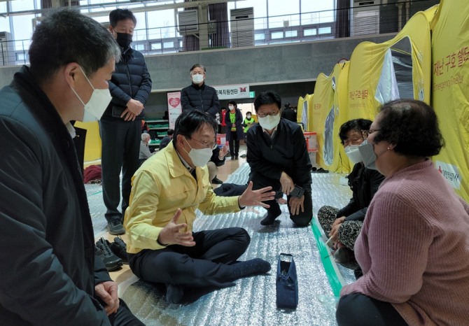 김현준(왼쪽 세번째) LH 사장은 경북 울진군 주민 임시대피소를 방문해 산불 피해 주민들에게 구호물품 전달 후 위문하고 있다.