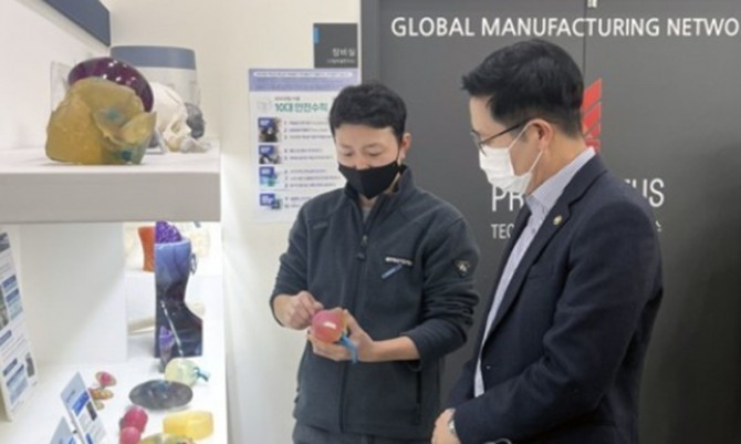 조경식 과학기술정보통신부 제2차관(오른쪽)이 최근 3D프린팅 기업을 방문해 제품에 관한 설명을 듣고 있다.  사진=과학기술정보통신부