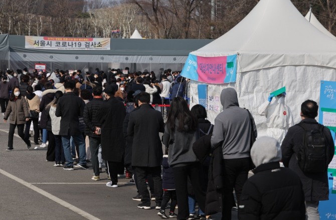 신종 코로나바이러스 감염증(코로나19) 신규 확진자 수가 역대 최다인 34만2446명을 기록한 9일 오후 서울 잠실종합운동장 제2주차장 임시선별검사소를 찾은 시민들이 코로나19 검사를 위해 대기하고 있다.사진=연합 