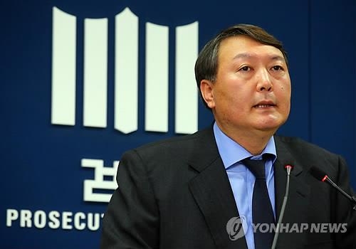 서울중앙지검 특수1부장 시절 LIG그룹 기업 어음 사기 사건 수사 결과를 브리핑하는 윤석열 당선인.사진=연합