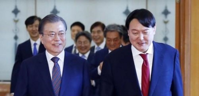 문재인 대통령이 청와대에서 윤석열 당선인에게 검찰총장 임명장을 수여한 뒤 간담회장으로 함께 이동하는 모습.사진=연합