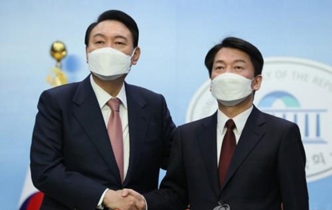 단일화 기자회견을 마친 윤석열 당선인(왼쪽)과 국민의당 안철수 대표.사진=연합