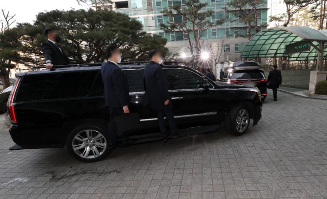 윤석열 대통령 당선인이 당선 후 첫 공식 일정으로 국립서울현충원 참배를 위해 10일 오전 서울 서초구 자택을 나서고 있는 가운데 경호원들이 뒤따르고 있다. 사진=뉴시스