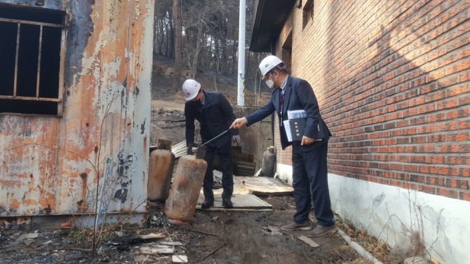 임해종 한국가스안전공사 사장(왼쪽)이 10일 강원 동해시의 한 주택을 방문해 산불로 인한 가스 누출 여부를 점검하고 있다. (사진=한국가스안전공사