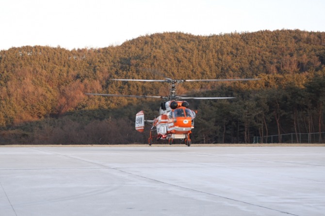 제2차 불곰사업을 통해 국내에 들어온 Ka-32a 까모프 다목적 헬기. 현재 산림청에서 산불진압용 헬기로 사용되고 있다. 사진=뉴시스