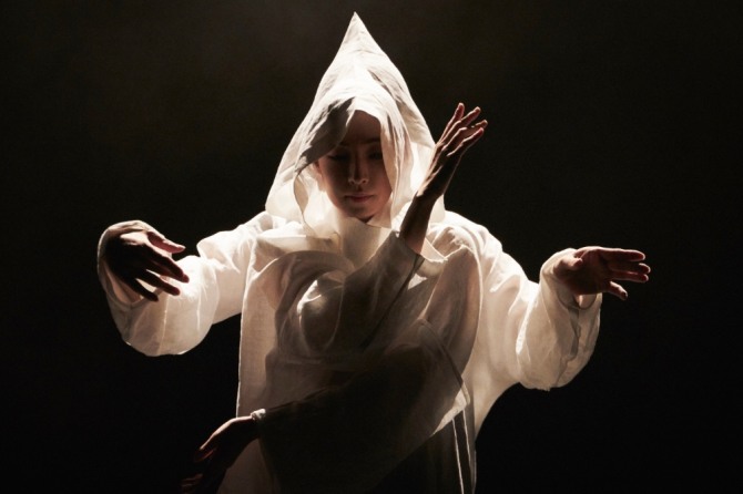 장윤나 안무 '거울 속의 거울'. 2016년 서울국제안무페스티벌.