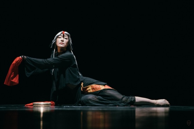 장윤나 안무의 '심(心)'. 2018년 제32회 한국현대춤 작가 12인전.