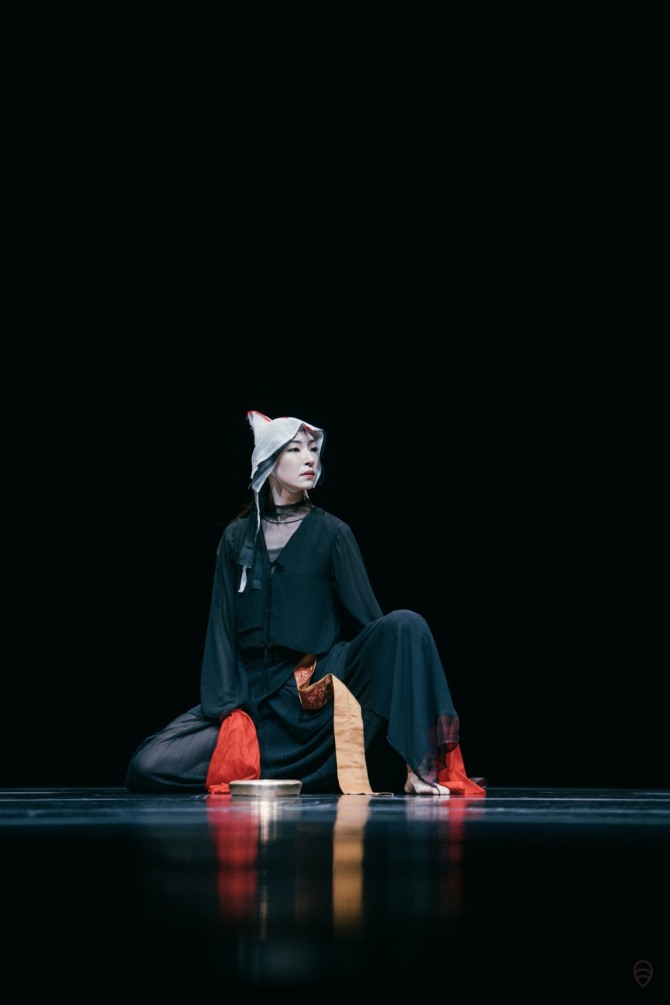 장윤나 안무의 '심(心)'. 2018년 제32회 한국현대춤 작가 12인전.