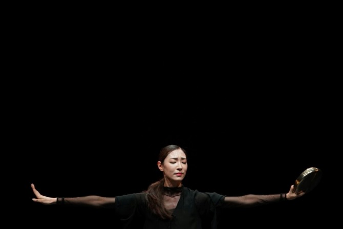 장윤나 안무의 '심(心)'. 2018년 제32회 한국현대춤 작가 12인전.