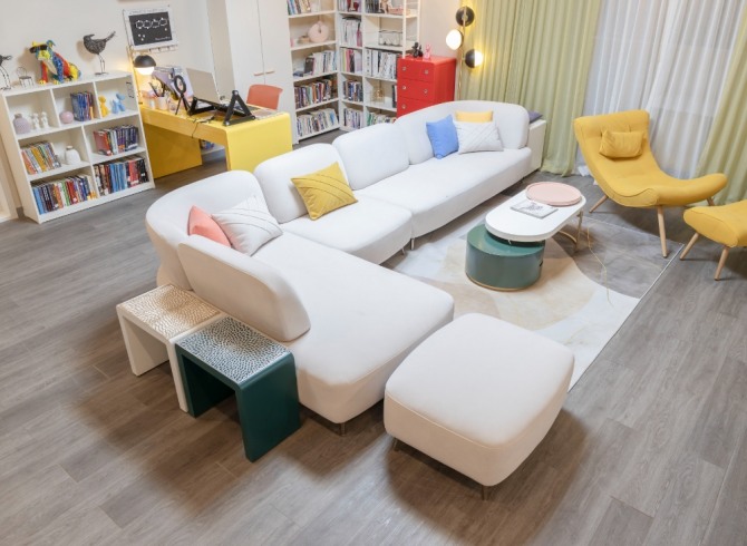 에몬스가구, SBS 월화드라마 '사내맞선' 진영서(설인아 분)의 아파트 거실에 연출된 에몬스가구 위브릭 보니타 F003 소파 사진=에몬스