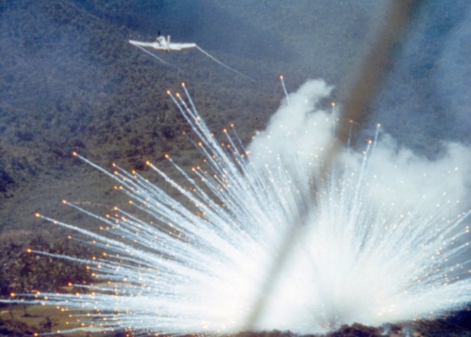 미국 공군이 백린탄을 사용한 장면. 사진=플리커