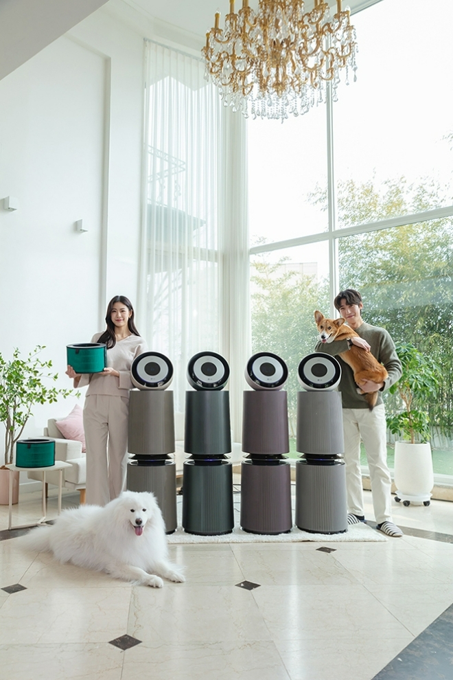 모델들이 ‘LG 퓨리케어 360˚ 공기청정기 알파’(왼쪽), ‘LG 퓨리케어 미니 공기청정기’ 등 신제품 2종을 소개하고 있다. 사진=LG전자