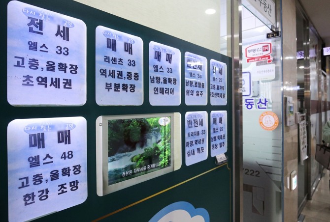 서울 시내 부동산 업체 밀집 상가의 한 공인중개사무소에 거래 시세표가 부착돼 있는 모습. 사진=뉴시스