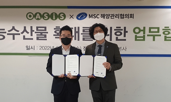 안준형 오아시스마켓 대표와 (우)서종석 MSC 한국 대표(우)가 '지속가능'한 수산물 소비 확대를 위한 업무협약에서 기념 사진을 찍고 있다. 사진=오아시스마켓 제공