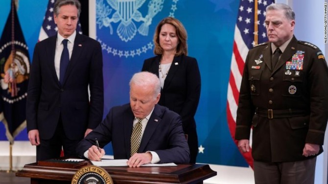 조 바이든 미국 대통령이 16일(현지시간) 우크라이나에 대한 추가 군사 지원 예산안에 서명하고 있다. 사진=CNN