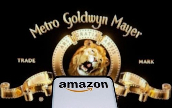 아마존(아래)과 MGM의 로고. 사진=로이터